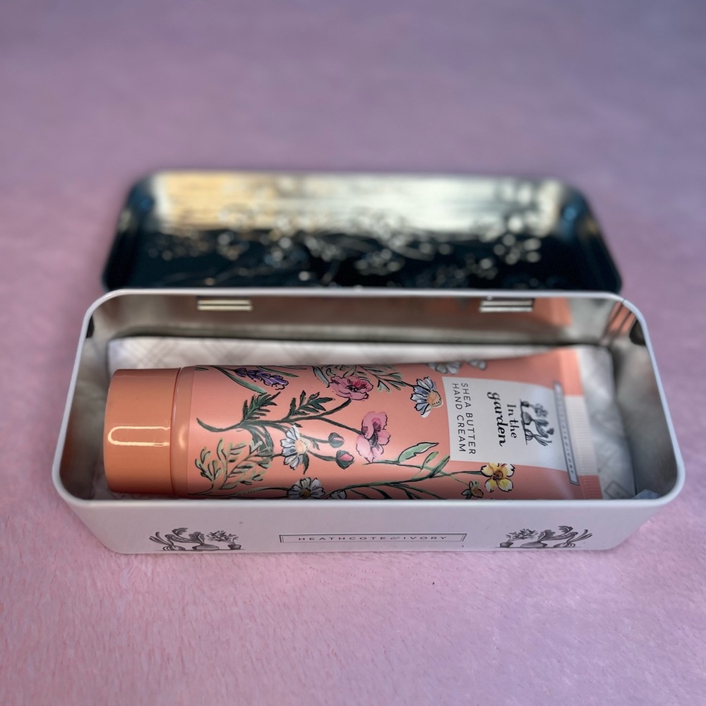 HEATHCOTE & IVORY In The Garden Hand Cream in Embossed Tin